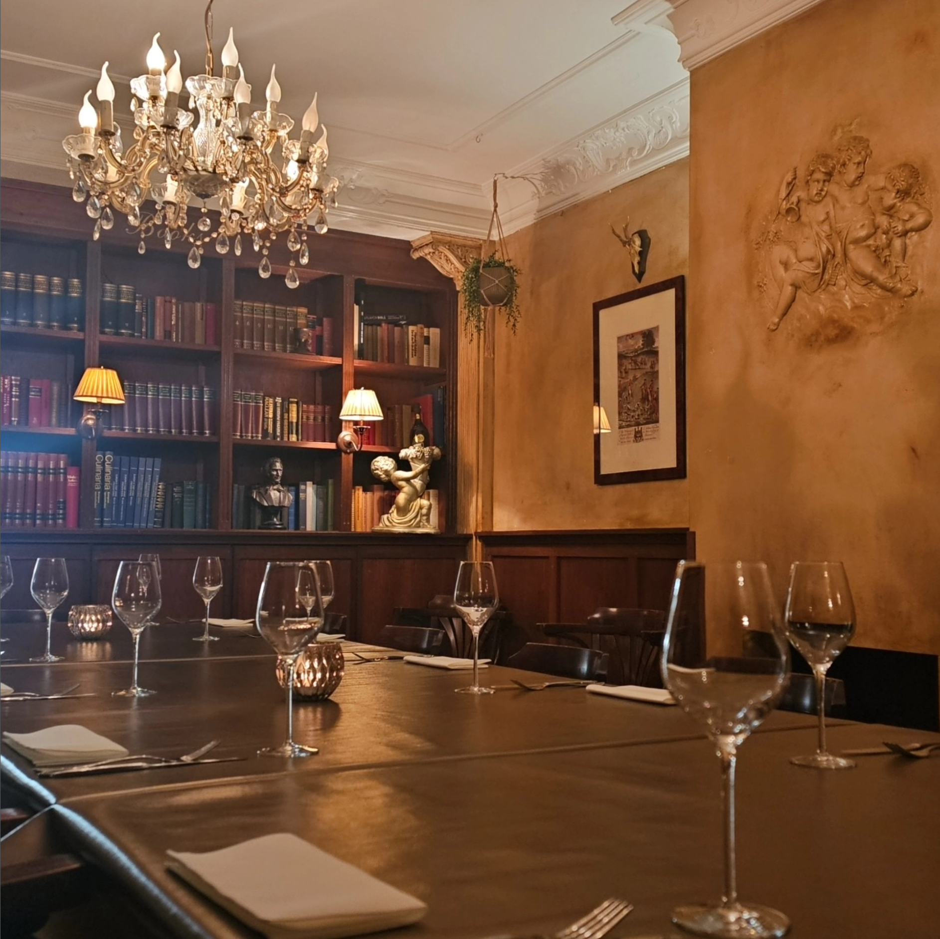 Sfeervolle eetkamer van De Wijcker Kookclub